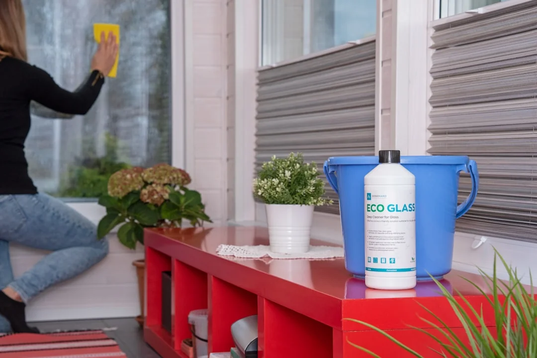 Un couple heureux installe un canapé dans sa nouvelle maison, entouré de cartons de déménagement.
